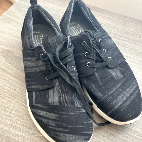 Tom’s navy tennis shoes 8.5 - Picture 1 of 5